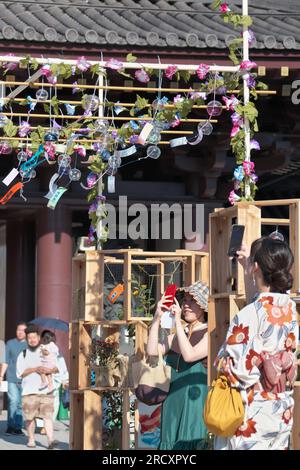 Kawasaki, Japan. 17. Juli 2023. Am 17. Juli 2023 fotografieren die Menschen auf dem Markt für Windspiele „Furin-Ichi“ in den Bezirken des Kawasaki Daishi Heikenji Tempels in Kawasaki, Präfektur Kanagawa, Japan. Foto: Keizo Mori/UPI Credit: UPI/Alamy Live News Stockfoto