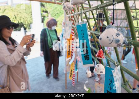 Kawasaki, Japan. 17. Juli 2023. Am 17. Juli 2023 fotografieren die Menschen auf dem Markt für Windspiele „Furin-Ichi“ in den Bezirken des Kawasaki Daishi Heikenji Tempels in Kawasaki, Präfektur Kanagawa, Japan. Foto: Keizo Mori/UPI Credit: UPI/Alamy Live News Stockfoto