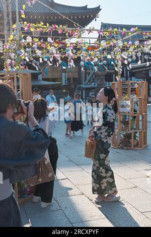 Kawasaki, Japan. 17. Juli 2023. Am 17. Juli 2023 fotografieren die Menschen auf dem Markt für Windspiele „Furin-Ichi“ in den Bezirken des Kawasaki Daishi Heikenji Tempels in Kawasaki, Präfektur Kanagawa, Japan. Foto: Keizo Mori/UPI Credit: UPI/Alamy Live News Stockfoto