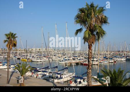 BARCELONA, SPANIEN - 10. SEPTEMBER 2009: Yachten und Segelboote in Marina Port Vell in Barcelona, Spanien. Marina Port Vell ist eine der bekanntesten Häfen Stockfoto