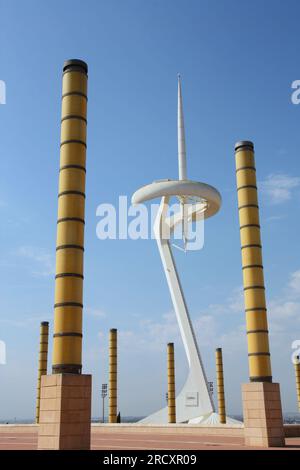 BARCELONA, SPANIEN - 10. SEPTEMBER 2009: Santiago Calatrava Tower im Olympiapark, Barcelona, Spanien. Der Olympic Park befindet sich auf dem Hügel Montjuic. Stockfoto