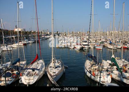 BARCELONA, SPANIEN - 10. SEPTEMBER 2009: Yachten und Segelboote in Marina Port Vell in Barcelona, Spanien. Marina Port Vell ist eine der bekanntesten Häfen Stockfoto