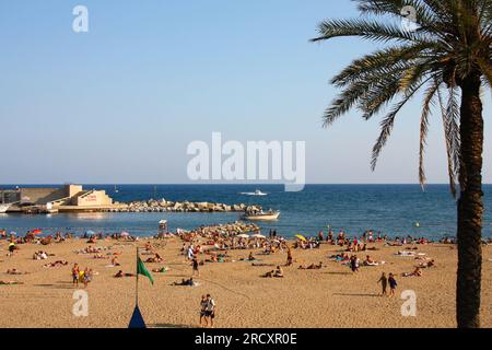 BARCELONA, SPANIEN - 10. SEPTEMBER 2009: Besucher besuchen Barceloneta Beach in Barcelona, die zweitgrößte Stadt Spaniens. Stockfoto