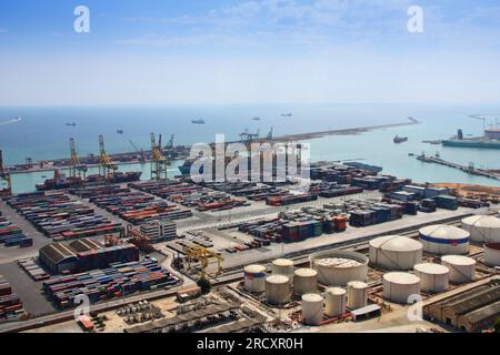 BARCELONA, SPANIEN - 10. SEPTEMBER 2009: Hafen von Barcelona, zweitgrößte Stadt Spaniens. Der Hafen von Barcelona ist einer der 10 am meisten befahrenen Containerhäfen in Europa Stockfoto