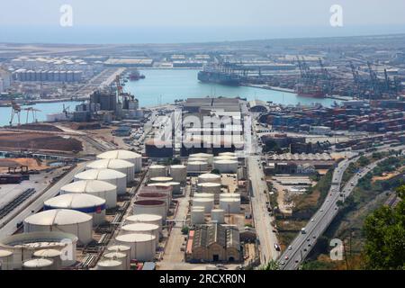 BARCELONA, SPANIEN - 10. SEPTEMBER 2009: Hafen von Barcelona, zweitgrößte Stadt Spaniens. Der Hafen von Barcelona ist einer der 10 am meisten befahrenen Containerhäfen in Europa Stockfoto