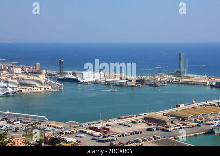 BARCELONA, SPANIEN - 10. SEPTEMBER 2009: Hafen von Barcelona, zweitgrößte Stadt Spaniens. Der Hafen von Barcelona ist einer der 10 am meisten befahrenen Containerhäfen in Europa Stockfoto