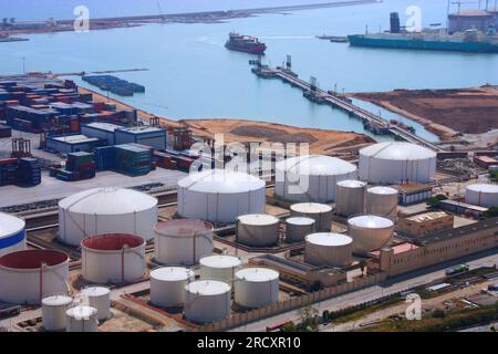 BARCELONA, SPANIEN - 10. SEPTEMBER 2009: Hafen von Barcelona, zweitgrößte Stadt Spaniens. Der Hafen von Barcelona ist einer der 10 am meisten befahrenen Containerhäfen in Europa Stockfoto