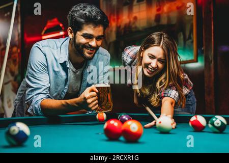 Paar dating, flirten und spielen Billard in einem Pub Stockfoto