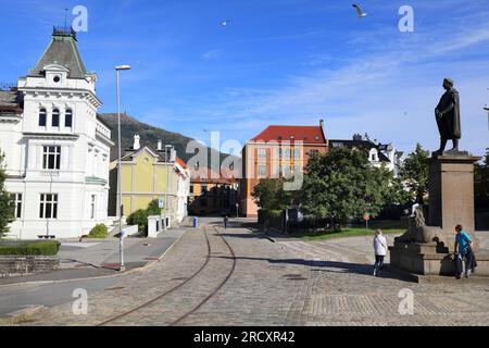 BERGEN, NORWEGEN - 23. JULI 2020: Besucher besuchen den Marktplatz der Museplassen in Bergen, Norwegen. Stockfoto