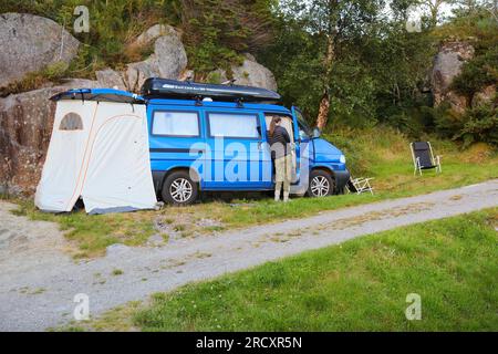 VESTLAND, NORWEGEN - 23. JULI 2020: Selbstgemachter Wohnmobil in Vestland, Norwegen. VW Transporter sind eine beliebte Wahl für den Umbau von Wohnmobilen. Stockfoto
