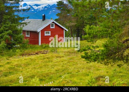 Norwegen Sunnmore Distriktlandschaft. Blick vom Berg Nihusen in der Gemeinde Skodje. Rote Ferienhütte (Hytte). Stockfoto