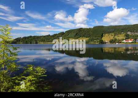 Blick auf den See in Norwegen - Kalandsvatnet. Es ist der größte See in der Gemeinde Bergen. Schönes Sommerwetter. Stockfoto