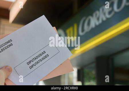 Zwei Stimmzettel für die Parlamentswahlen in Spanien mit dem Correos-Logo im Hintergrund Stockfoto