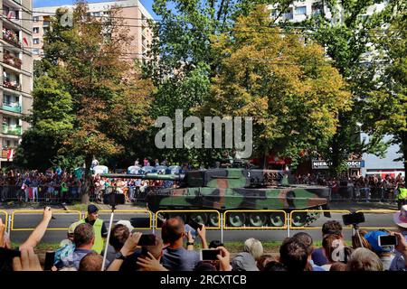 KATTOWITZ, POLEN - 15. AUGUST 2019: Besucher besuchen die Parade zum Tag der Streitkräfte (Polnisch: Swieto Wojska Polskiego) in Kattowitz, Polen. Leopard-2-Panzer Stockfoto