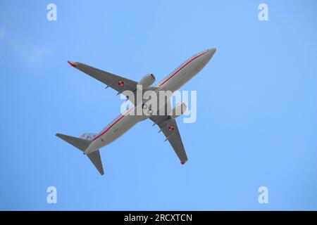 KATTOWITZ, POLEN - 15. AUGUST 2019: Flugschau zum Tag der Streitkräfte in Kattowitz, Polen. Offizieller öffentlicher Transport Boeing 737 über Katow Stockfoto