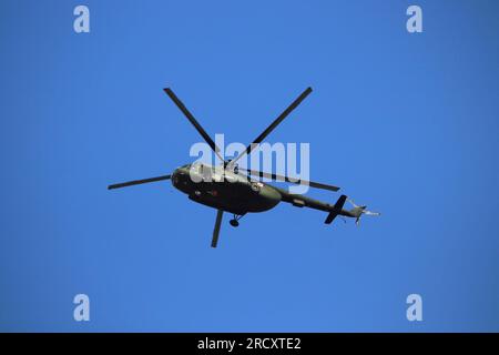 KATTOWITZ, POLEN - 15. AUGUST 2019: Flugschau für den Tag der Streitkräfte (Polnisch: Swieto Wojska Polskiego) in Kattowitz, Polen. Mi-8 Hubschrauber über K Stockfoto