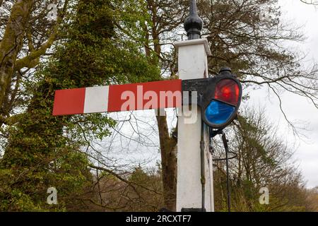 Ein traditionelles rot-weißes Britisches Eisenbahnzentrum oder ein Haltepunkt am Bahnhof Woody Bay der in Lynton erhaltenen historischen Eisenbahn, Devon, Großbritannien Stockfoto