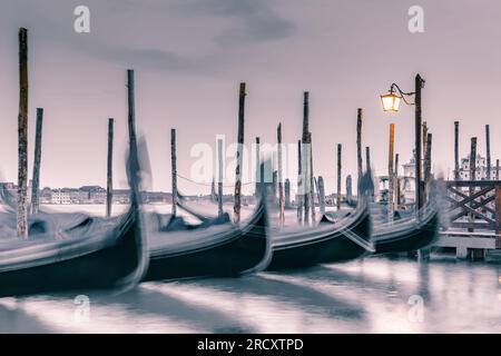 Foto mit Gondeln auf dem Canale Grande in der Nähe des Markusplatzes in Venedig, Italien. Stockfoto