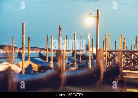 Foto mit Gondeln auf dem Canale Grande in der Nähe des Markusplatzes in Venedig, Italien. Stockfoto