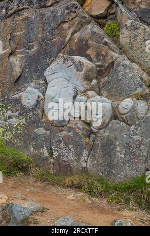 Faces, Rock Art Carvings, Teil des Stone & man-Projekts des lokalen Künstlers alias Høegh auf Qaqortoq, Grönland im Juli Stockfoto