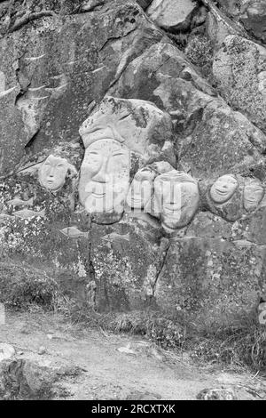 Faces, Rock Art Carvings, Teil des Stone & man-Projekts des lokalen Künstlers alias Høegh auf Qaqortoq, Grönland im Juli - monochrom, schwarz und weiß Stockfoto