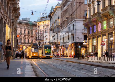 Eine alte Straßenbahn und ein neueres Modell kreuzen sich durch Mailand, Italien Stockfoto