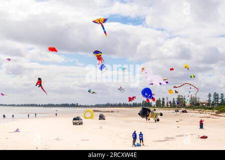 Adelaide, Australien - 8. April 2023: Erster Tag des Adelaide International Kite Festival am Semaphore Beach. AIKF ist eine kostenlose öffentliche Veranstaltung mit lokalen Teilnehmern Stockfoto