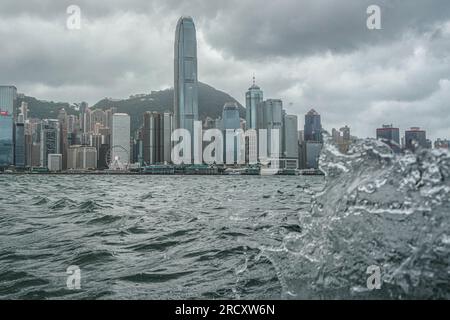 Hongkong. 17. Juli 2023. Allgemeiner Blick auf Victoria Harbour während des No.8 Warnsignals. In den frühen Stunden des 17. Juli, als sich der Taifun Talim Hongkong nähert, gibt das Hong Kong Observatory um 12:40 Uhr morgens das Warnsignal für den Taifun Nr. 8 aus Dieses Signal ruft in der ganzen Stadt erhebliche Veränderungen hervor, wobei die meisten Busverbindungen zum Stillstand kommen und die Börse als Reaktion auf die unmittelbare Gefahr ihre Türen schließt. Kredit: SIPA USA/Alamy Live News Stockfoto