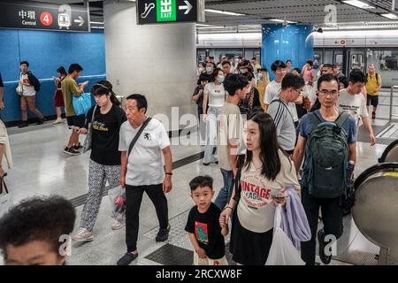 Hongkong. 17. Juli 2023. Leute nehmen die U-Bahn an der Admiralty Station während des No. 8 Warnsignals. In den frühen Stunden des 17. Juli, als sich der Taifun Talim Hongkong nähert, gibt das Hong Kong Observatory um 12:40 Uhr morgens das Warnsignal für den Taifun Nr. 8 aus Dieses Signal ruft in der ganzen Stadt erhebliche Veränderungen hervor, wobei die meisten Busverbindungen zum Stillstand kommen und die Börse als Reaktion auf die unmittelbare Gefahr ihre Türen schließt. Kredit: SIPA USA/Alamy Live News Stockfoto