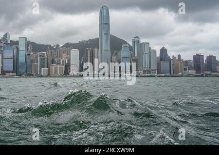 Hongkong. 17. Juli 2023. Allgemeiner Blick auf Victoria Harbour während des No.8 Warnsignals. In den frühen Stunden des 17. Juli, als sich der Taifun Talim Hongkong nähert, gibt das Hong Kong Observatory um 12:40 Uhr morgens das Warnsignal für den Taifun Nr. 8 aus Dieses Signal ruft in der ganzen Stadt erhebliche Veränderungen hervor, wobei die meisten Busverbindungen zum Stillstand kommen und die Börse als Reaktion auf die unmittelbare Gefahr ihre Türen schließt. Kredit: SIPA USA/Alamy Live News Stockfoto