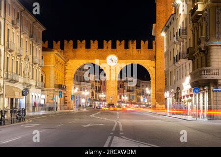 I Portoni della Brà Stadtmauern bei Nacht - Verona, Italien Stockfoto