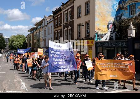 Bristol, Großbritannien. 17. Juli 2023. Junior Doctors marschieren von der Bristol Royal Infirmary, um das Ende der 4. Runde ihres Streiks zu markieren. Die von der BMA und der HCSA unterstützte Arbeitskampagne fördert die Gehaltsforderung des Arztes, die darauf abzielt, Einkommensverluste durch Jahre unter Inflationsniveau wieder herzustellen. Obwohl die Regierung eine Erhöhung um 6,5 % angeboten hat, protestieren die Ärzte immer noch, weil das jüngste Angebot nicht auf ihre Notwendigkeit der Gehaltswiederherstellung eingeht. Kredit: JMF News/Alamy Live News Stockfoto