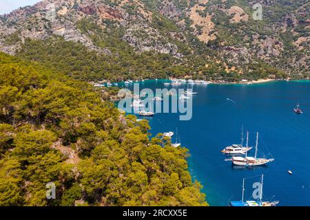 Gocek, Fethiye Muğla, Türkei Eine Segelyacht in Gocek, an der ägäischen Küste der Türkei. Gocek ist bekannt für sein unberührtes türkisfarbenes Wasser und abgelegene Strände. Stockfoto