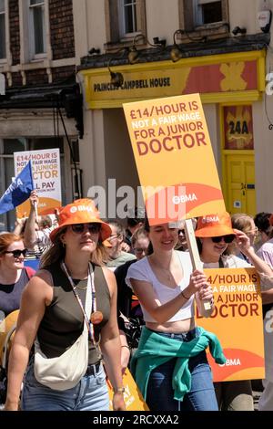 Bristol, Großbritannien. 17. Juli 2023. Junior Doctors marschieren von der Bristol Royal Infirmary, um das Ende der 4. Runde ihres Streiks zu markieren. Die von der BMA und der HCSA unterstützte Arbeitskampagne fördert die Gehaltsforderung des Arztes, die darauf abzielt, Einkommensverluste durch Jahre unter Inflationsniveau wieder herzustellen. Obwohl die Regierung eine Erhöhung um 6,5 % angeboten hat, protestieren die Ärzte immer noch, weil das jüngste Angebot nicht auf ihre Notwendigkeit der Gehaltswiederherstellung eingeht. Kredit: JMF News/Alamy Live News Stockfoto