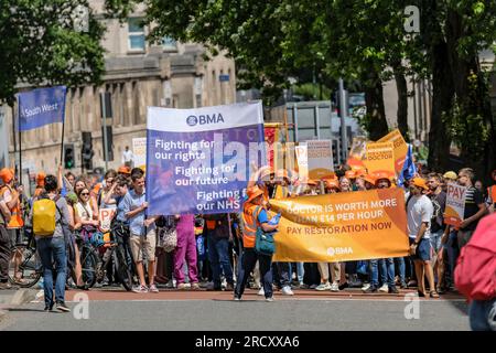 Bristol, Großbritannien. 17. Juli 2023. Junior Doctors marschieren von der Bristol Royal Infirmary, um das Ende der 4. Runde ihres Streiks zu markieren. Die von der BMA und der HCSA unterstützte Arbeitskampagne fördert die Gehaltsforderung des Arztes, die darauf abzielt, Einkommensverluste durch Jahre unter Inflationsniveau wieder herzustellen. Obwohl die Regierung eine Erhöhung um 6,5 % angeboten hat, protestieren die Ärzte immer noch, weil das jüngste Angebot nicht auf ihre Notwendigkeit der Gehaltswiederherstellung eingeht. Kredit: JMF News/Alamy Live News Stockfoto