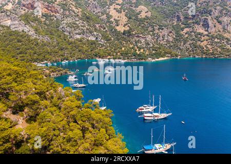 Gocek, Fethiye Muğla, Türkei Eine Segelyacht in Gocek, an der ägäischen Küste der Türkei. Gocek ist bekannt für sein unberührtes türkisfarbenes Wasser und abgelegene Strände. Stockfoto