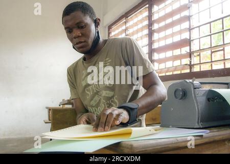 Ein sehbehinderter Kandidat während eines Abiturtests im College Quaben Specialized Center in Libreville, 20. August 2020 Stockfoto