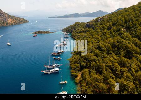 Gocek, Fethiye Muğla, Türkei Eine Segelyacht in Gocek, an der ägäischen Küste der Türkei. Gocek ist bekannt für sein unberührtes türkisfarbenes Wasser und abgelegene Strände. Stockfoto