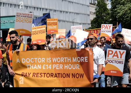 Bristol, Großbritannien. 17. Juli 2023. Junior Doctors marschieren von der Bristol Royal Infirmary, um das Ende der 4. Runde ihres Streiks zu markieren. Die von der BMA und der HCSA unterstützte Arbeitskampagne fördert die Gehaltsforderung des Arztes, die darauf abzielt, Einkommensverluste durch Jahre unter Inflationsniveau wieder herzustellen. Obwohl die Regierung eine Erhöhung um 6,5 % angeboten hat, protestieren die Ärzte immer noch, weil das jüngste Angebot nicht auf ihre Notwendigkeit der Gehaltswiederherstellung eingeht. Kredit: JMF News/Alamy Live News Stockfoto