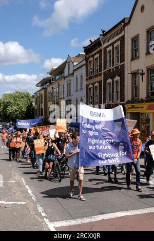 Bristol, Großbritannien. 17. Juli 2023. Junior Doctors marschieren von der Bristol Royal Infirmary, um das Ende der 4. Runde ihres Streiks zu markieren. Die von der BMA und der HCSA unterstützte Arbeitskampagne fördert die Gehaltsforderung des Arztes, die darauf abzielt, Einkommensverluste durch Jahre unter Inflationsniveau wieder herzustellen. Obwohl die Regierung eine Erhöhung um 6,5 % angeboten hat, protestieren die Ärzte immer noch, weil das jüngste Angebot nicht auf ihre Notwendigkeit der Gehaltswiederherstellung eingeht. Kredit: JMF News/Alamy Live News Stockfoto