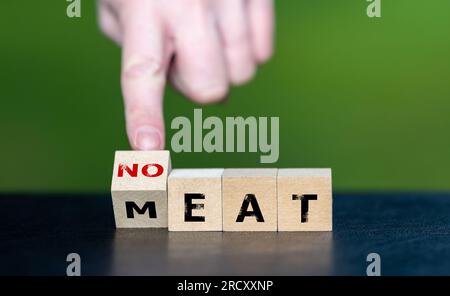 Holzwürfel bilden den Ausdruck „kein Fleisch essen“. Stockfoto