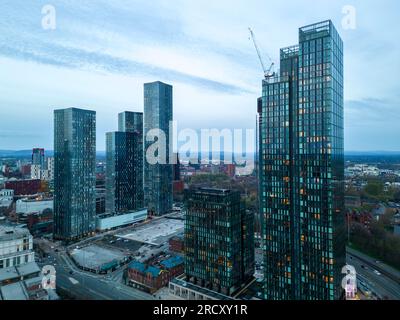 Deansgate Square Towers und Elizabeth Tower bei Nacht, Manchester City Centre, England Stockfoto