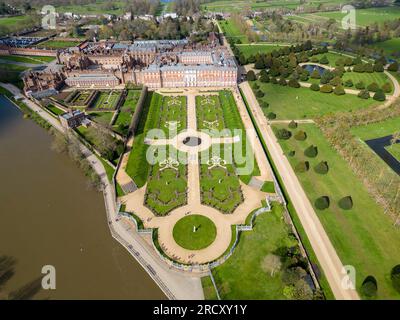 Luftaufnahme des Hampton Court Palace South Front, Greater London, England Stockfoto