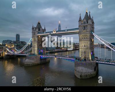 Blick aus der Vogelperspektive auf die Tower Bridge in der Dämmerung, London, England Stockfoto