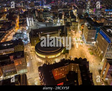 Manchester Central Library, Stadtmitte bei Nacht aus der Vogelperspektive, England Stockfoto