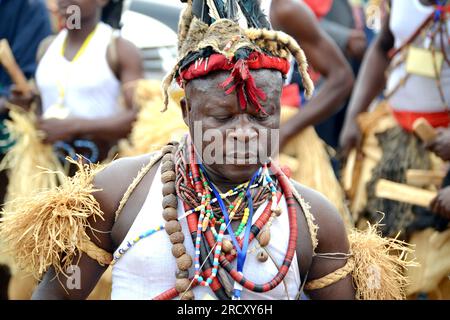 Kongolesischer traditioneller Künstler während einer Ausstellung in Sibiti (zwischen Brazzaville und Pointe-Noire), während einer offiziellen Zeremonie am 13. August 2014 Stockfoto