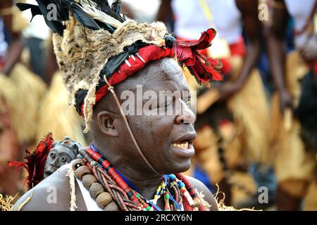 Kongolesischer traditioneller Künstler während einer Ausstellung in Sibiti (zwischen Brazzaville und Pointe-Noire), während einer offiziellen Zeremonie am 13. August 2014 Stockfoto