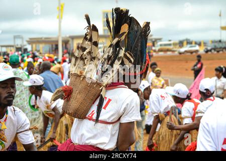 Traditionelle kongolesische Künstler während einer Ausstellung in Brazzaville am 13. August 2014 Stockfoto