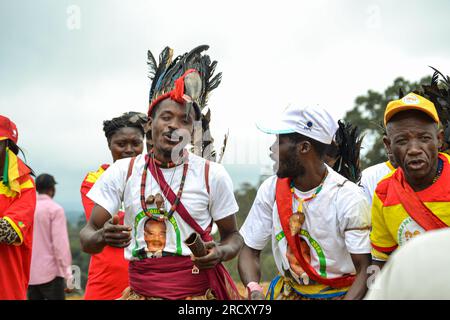 Kongolesische traditionelle Künstler während einer Ausstellung in Brazzaville am 13. August 2014 Stockfoto