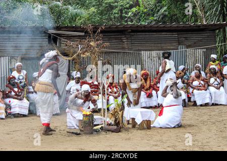 Einleitung zum gabunischen Frauenritus "Ndjembe" im Okala-Bezirk Libreville, 24. August 2014 Stockfoto